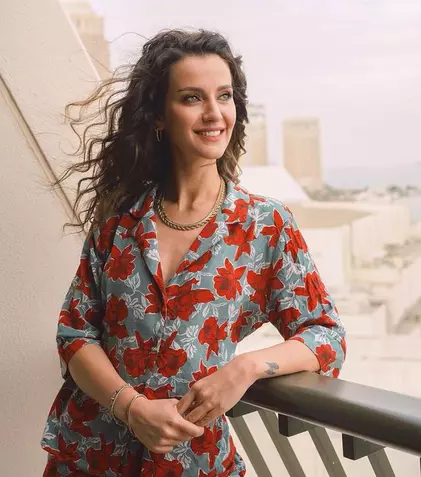 Trebuie să o vedeți pe İrem Helvacıoğlu, Nefes din „Lacrimi la Marea Neagră”, în rochie de mireasă! Este superbă!