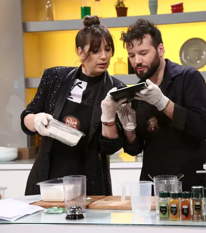 Chefi la cuțite 27 aprilie 2021. Invitații speciali ai serii, Cocuța și Bogdan Boantă, le fac o surpriză chefilor