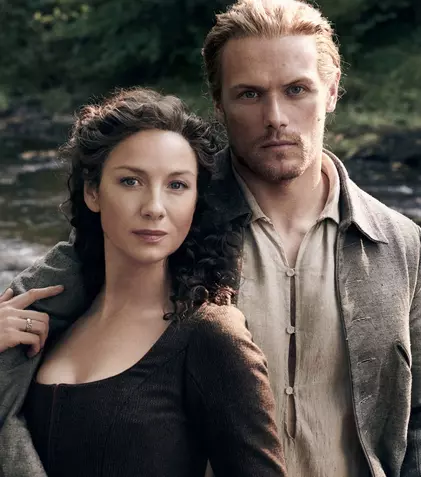 Serialul „Străina”, cu Caitriona Balfe și Sam Heughan, revine pe micile ecrane. Unde îl putem vedea