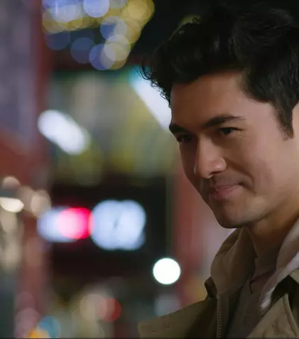 Henry Golding va juca în „Persuasiune”, noua ecranizare Netflix după Jane Austen
