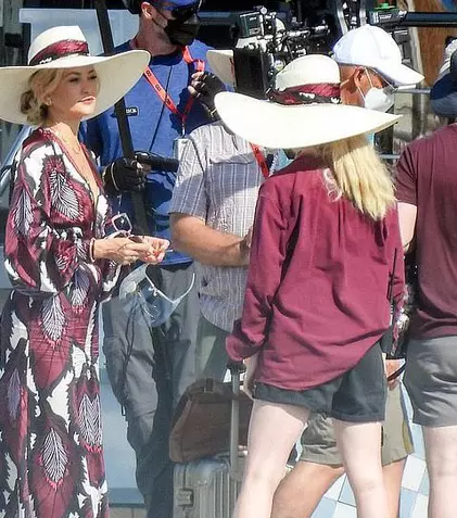 Au început filmările la „Knives Out 2”, în Grecia. Primele fotografii cu Kate Hudson și Daniel Craig