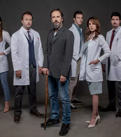 Încă un serial turcesc cumpărat în România: „Hekimoglu”, cu Timuçin Esen, se va vedea și la noi