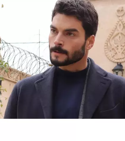 Ce bine vorbește engleza Akin Akinözü! Actorul din „Hercai” a povestit ce-a pățit după primul lui sărut