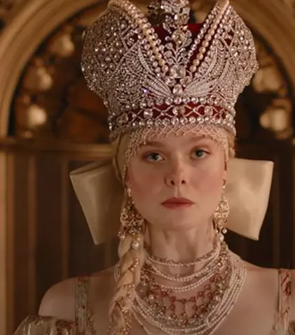 E oficial: îndrăgitul serial „Ecaterina” / „The Great”, difuzat de HBO Go, va avea și sezonul trei