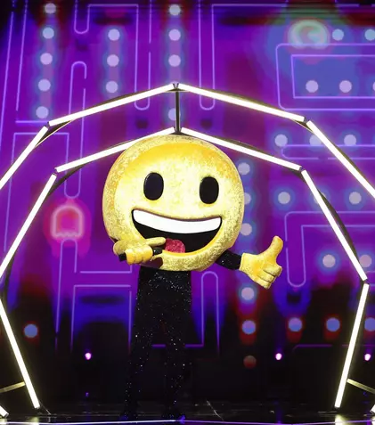 Surpriză la Masked Singer România! Cine este Emoji