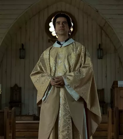 „Slujba de la miezul nopții” – un nou coșmar semnat de Mike Flanagan disponibil pe Netflix