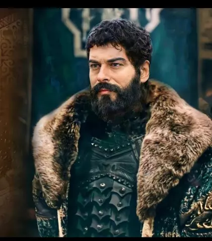 Burak Özçivit se întoarce pe micile ecrane turcești din 13 octombrie cu rolul lui Osman Gazi