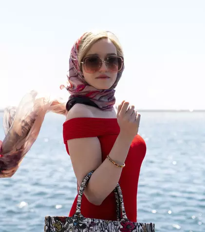 Au apărut primele imagini din „Inventing Anna/Inventând-o pe Anna”. Noul serial, făcut de Shonda Rhimes special pentru Netflix