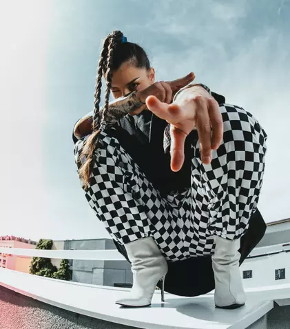 EMAA revine cu un nou single, „Sufletu’ Imun”. În clipul piesei sunt incluse și imagini din arhiva personală