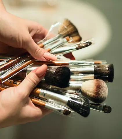 Pictează-ți frumusețea pe chip: iată ce pensule de machiaj ai nevoie să deții