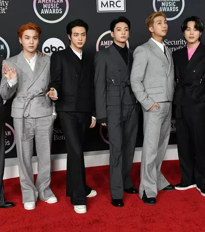 BTS, marele câștigător American Music Awards 2021. Care au fost cele mai spectaculoase ținute de pe covorul roșu
