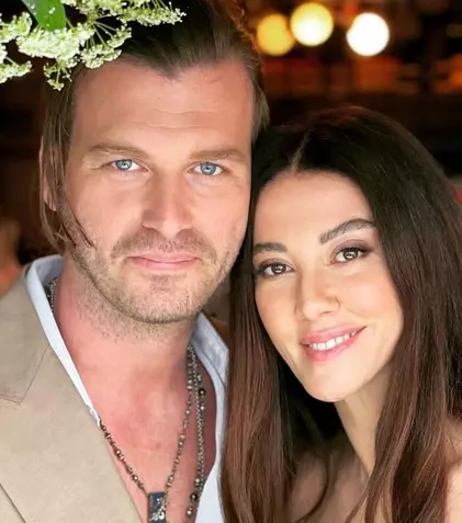 Kıvanç Tatlıtuğ va deveni tată. Soția lui,  Başak Dizer, este însărcinată