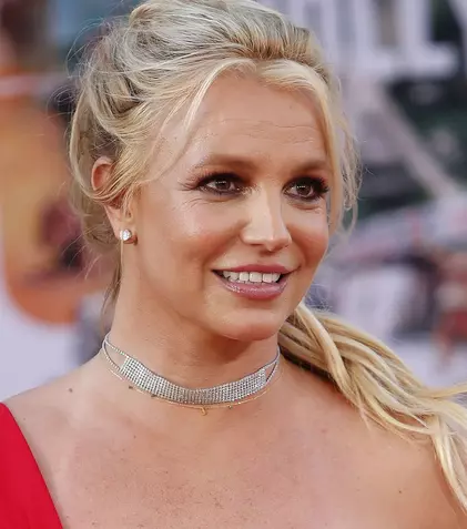 Britney Spears lansează o carte de memorii. În ce ipostază provocatoare apare pe copertă