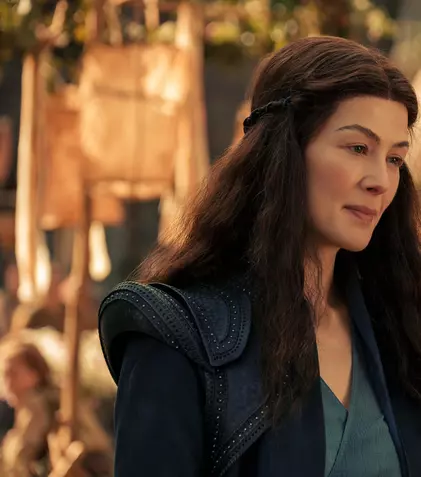 Rosamund Pike, despre serialul momentului de la Amazon Prime Video. Ce sacrificii a făcut pentru a o interpreta pe Moiraine în „Roata Timpului”