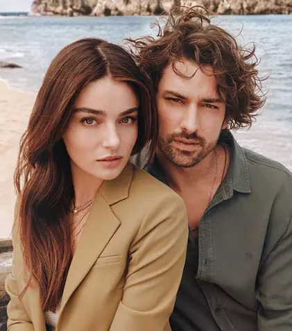 Alp Navruz a confirmat relația cu Ayça Ayşin Turan. „Suntem fericiți”