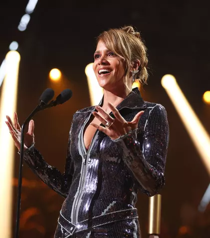 Câștigătorii People’s Choice Awards 2021. Cele mai extravagante ținute de pe covorul roșu