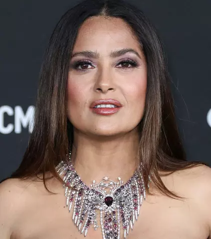 Salma Hayek, apariție spectaculoasă în costum de baie pentru promovarea filmului „House of Gucci”