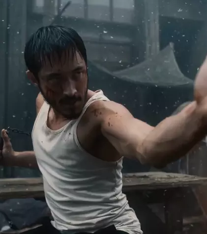 Andrew Koji li se alătură lui Bill Skarsgård și Samarei Weaving în „Boy Kills World”