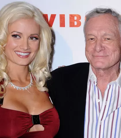Holly Madison, despre prima noapte cu Hugh Hefner. „El era în mijlocul patului, înconjurat de femei”