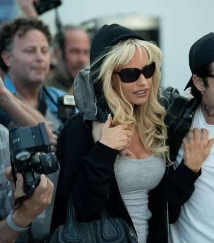 Lily James, Sebastian Stan și Seth Rogen au povestit despre culisele miniseriei „Pam & Tommy”