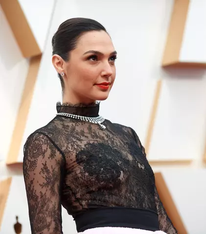 Gal Gadot va juca într-un remake al unui film de Hitchcock