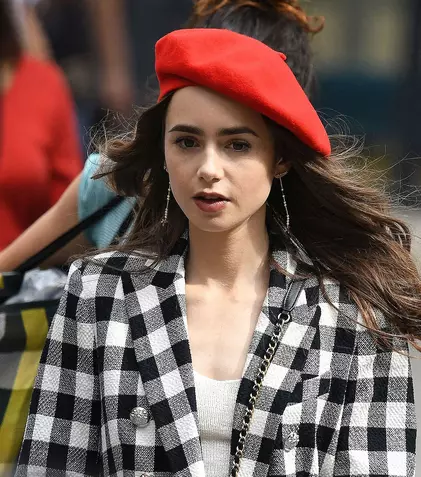 Cu ce problemă s-a confruntat Lily Collins în timpul filmărilor pentru „Emily in Paris”. Mergea săptămânal la medic