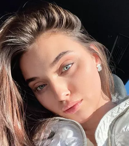 Fotomodelul ucrainean Veronika Didusenko a fugit din țară cu fiul ei. Prin ce a trecut fosta Miss Ucraina