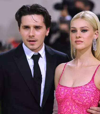 Brooklyn Beckham s-a căsătorit cu Nicola Peltz. Primele imagini cu impresionanta rochie de mireasă