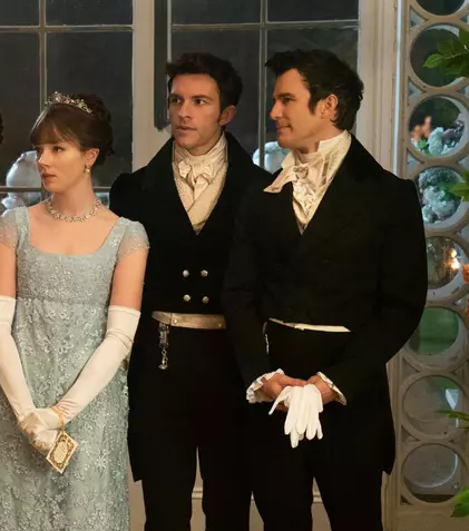 Modul inedit în care actorii din „Bridgerton” s-au relaxat în timpul filmărilor. Imagini din culisele serialului Netflix