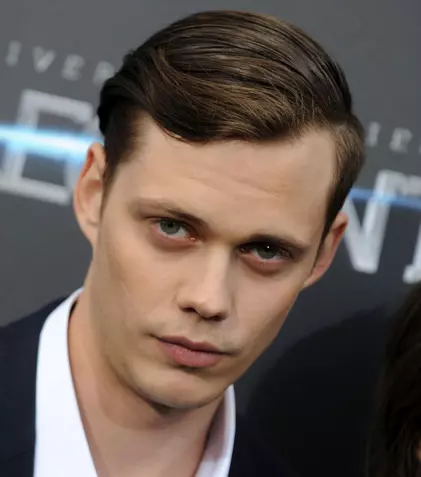 Prima imagine cu Bill Skarsgård din noul film „Boy Kills World”