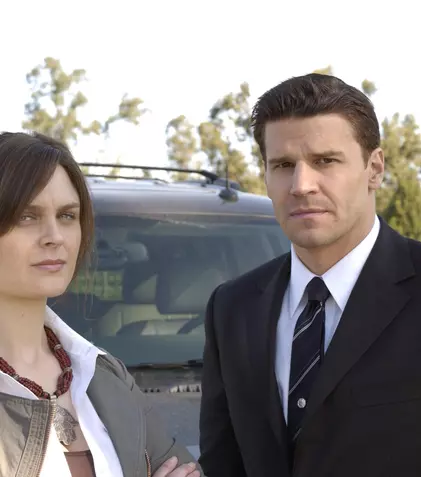 „Cititorii de oase”/„Bones” revine la TV. AXN va difuza toate cele 12 sezoane ale serialului cu Emily Deschanel
