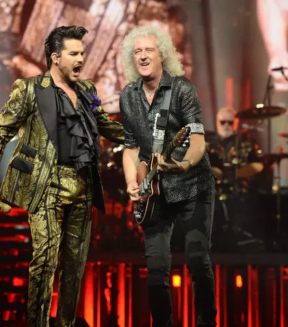 Jubileul de Platină: Queen cântă din nou pentru Regina Elisabeta. Acum 20 de ani, Bryan May a făcut show pe acoperișul de la Buckingham