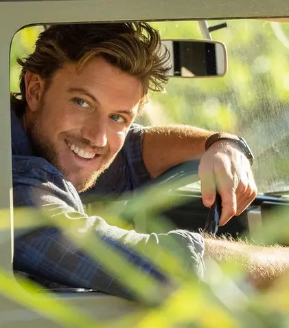 Adam Demos, actorul din „Sex/Life”, știa că va face un „sacrificiu” pentru noul film. „Totul face parte din spectacol"