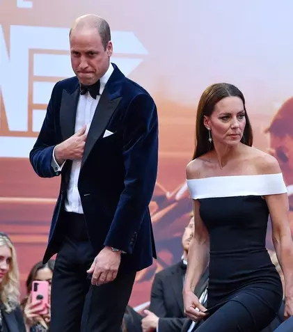 Tom Cruise, gest galant față de Kate Middleton. Actorul a ajutat-o pe Ducesă să urce scările, la premierea noului „Top Gun”