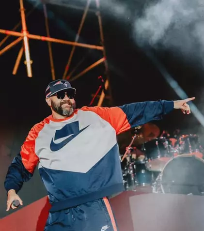 Grasu XXL a ajuns la poliție după ce a stropit cu apă și a înjurat un tânăr la concert. Primele declarații