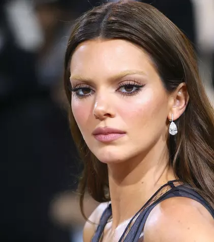 Kendall Jenner s-a lăsat fotografiată complet goală la plajă. A renunțat la costumul de baie