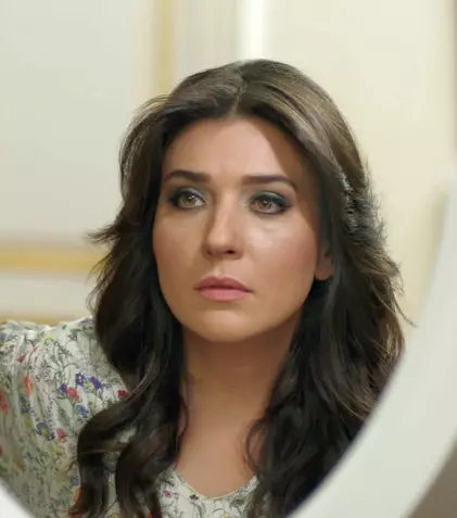 Cine este Deniz Bolışık, actrița care joacă rolul principal, Nefise, în serialul „Aripi frânte”