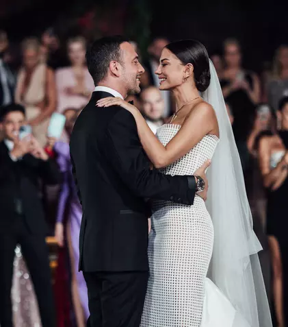 Demet Özdemir s-a căsătorit cu alesul inimii ei, cântărețul Oğuzhan Koç. Câte rochii a schimbat mireasa și ce cadou deosebit a primit