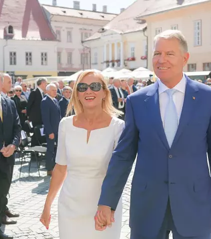 Cum s-a îmbrăcat Carmen Iohannis la funerariile reginei Elisabeta a II-a. Detaliile care au atras atenția