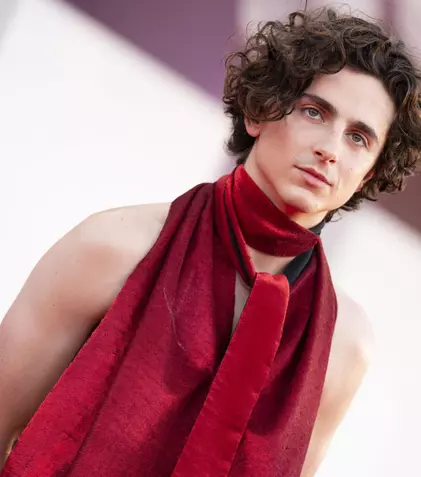 Timothée Chalamet spune că e „greu să fii în viață” în epoca social media. „Prăbușirea societății se simte în aer”