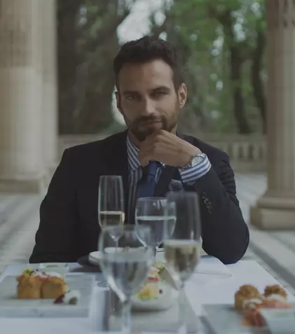 Cine este actorul Jesús Castro, protagonistul celui mai vizionat serial latino de la Netflix, “Jurnalul unui gigolo”