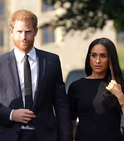 Prințul Harry și Meghan Markle, alături de familia regală când sicriul reginei Elisabeta a ajuns la Palatul Buckingham