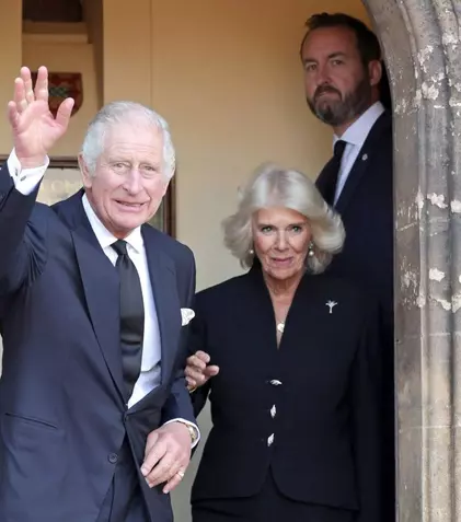 Detaliul neașteptat din primul portret al familiei regale. Cine stă alături de Regele Charles și de soția sa, Camilla