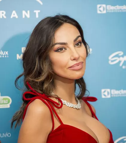 Mădălina Ghenea, moment senzual de striptease pe Instagram. Cui i-a fost dedicat video-ul
