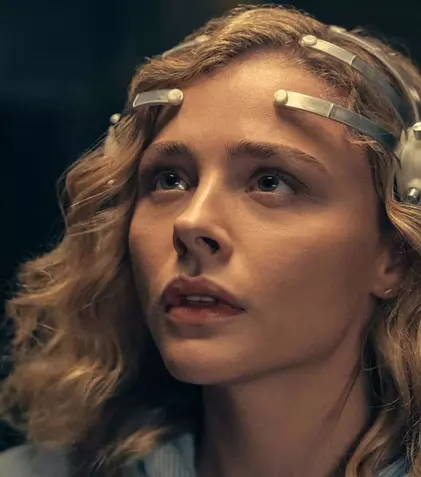 „Periferic”, cu Chloë Grace Moretz, noul serial propus de Amazon despre un viitor distopic nu foarte îndepărtat
