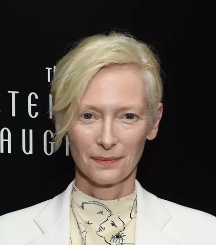 Cum s-a îndrăgostit de filme Tilda Swinton, actrița care nu crede despre ea că e „chiar o actriță”