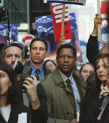 Filme la TV azi, 24 noiembrie: „Candidatul altora”, „Crăciun cu afine”, „Asediul”, „Furia titanilor”