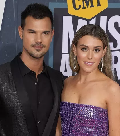 Taylor Lautner s-a căsătorit! Starul din „Twilight” și iubita lui au strălucit în ziua nunții