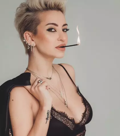 Giulia revine în muzică după 3 ani de absență cu un look provocator și versuri incitante: „Fumez amintiri cu tine, goală”