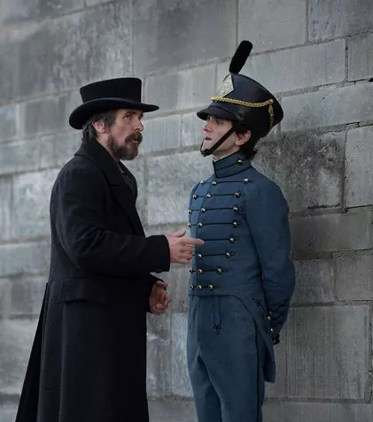 Filmul „Ochiul albastru deschis”, un mister anchetat chiar de Edgar Allan Poe, este disponibil pe Netflix